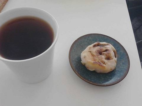 コーヒーとシナモンロール.jpg